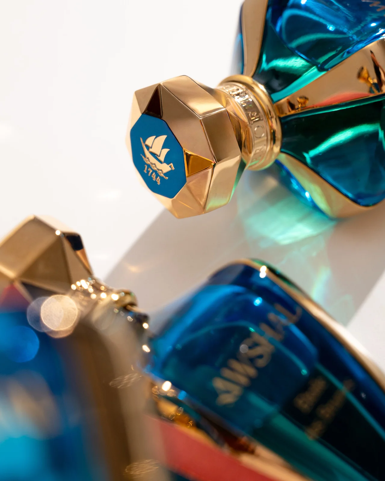 تصویر عطر نوئی دو کوبالت اوشال