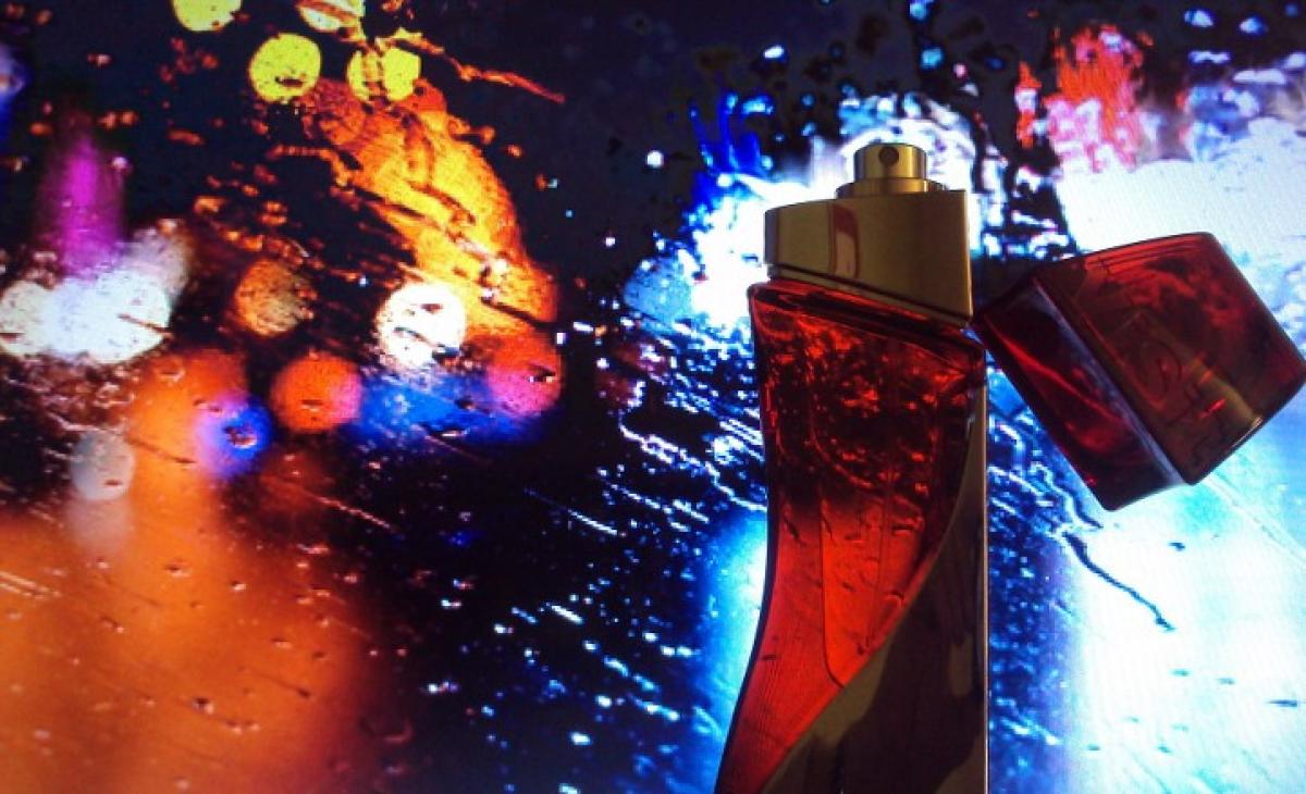 تصویر عطر ویزیـت فور وومن آزارو