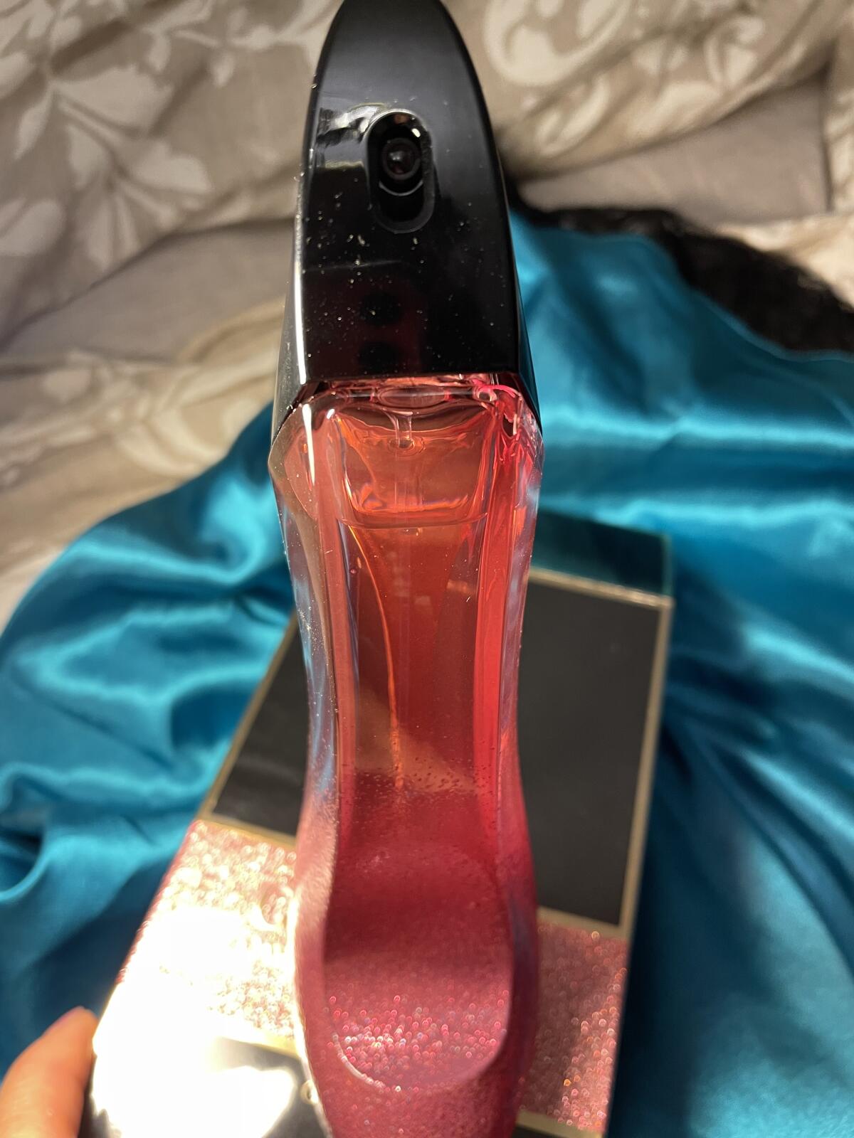 تصویر عطر وری گود گرل گلم کارولینا هررا