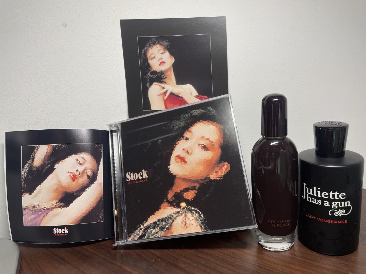 تصویر عطر اروماتیکس این بلک کلینیک