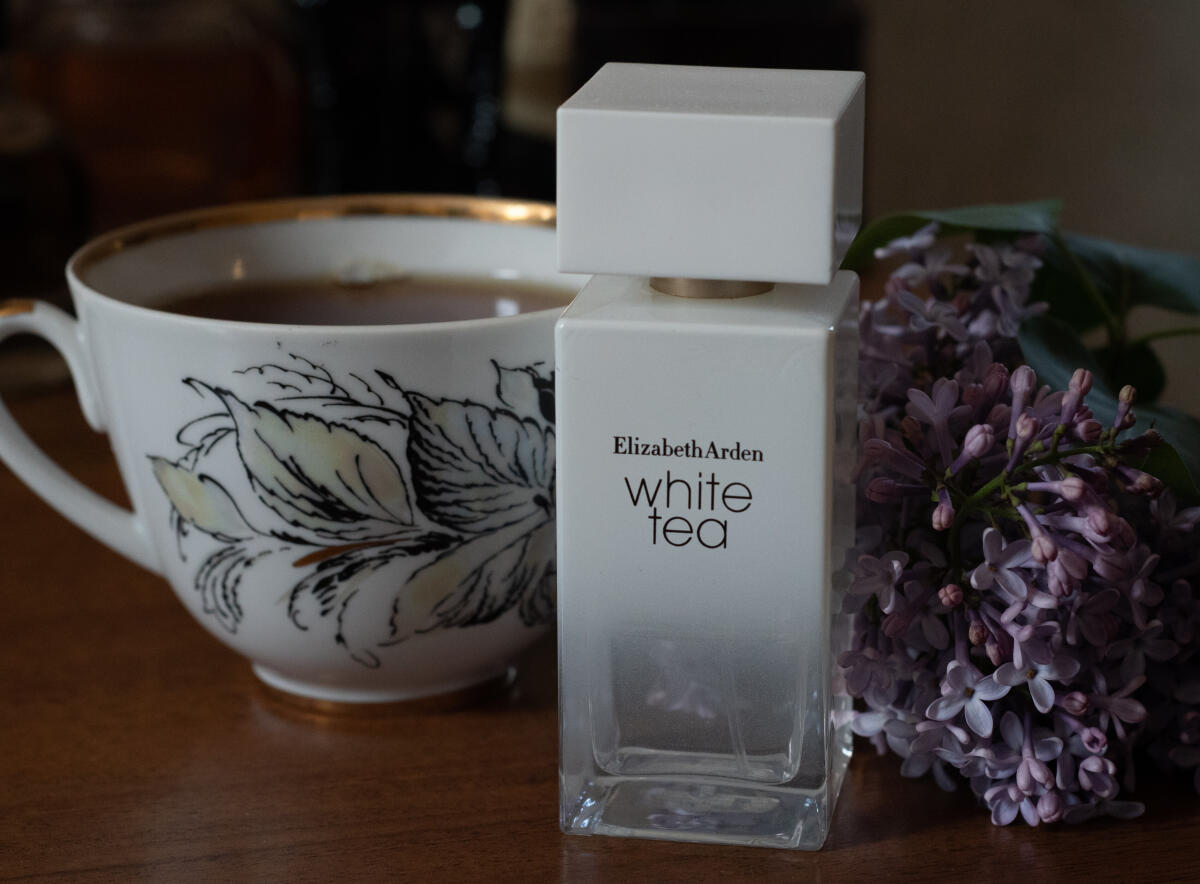 تصویر عطر وایت تی الیزابت آردن
