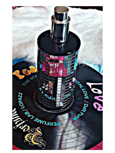 تصویر عطر بِهایند دِ کِرتِن هاوس آو میتریآرک