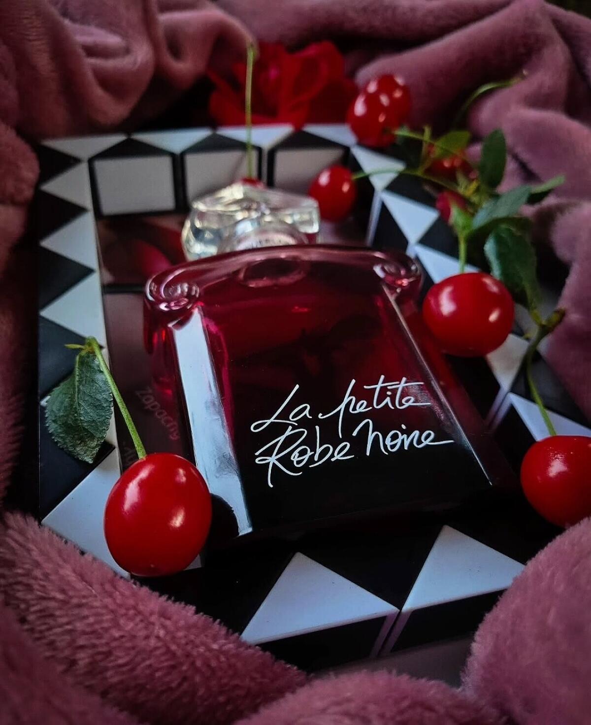 تصویر عطر لا پتیت روب نوآر ادو پارفوم ابسولو گرلن