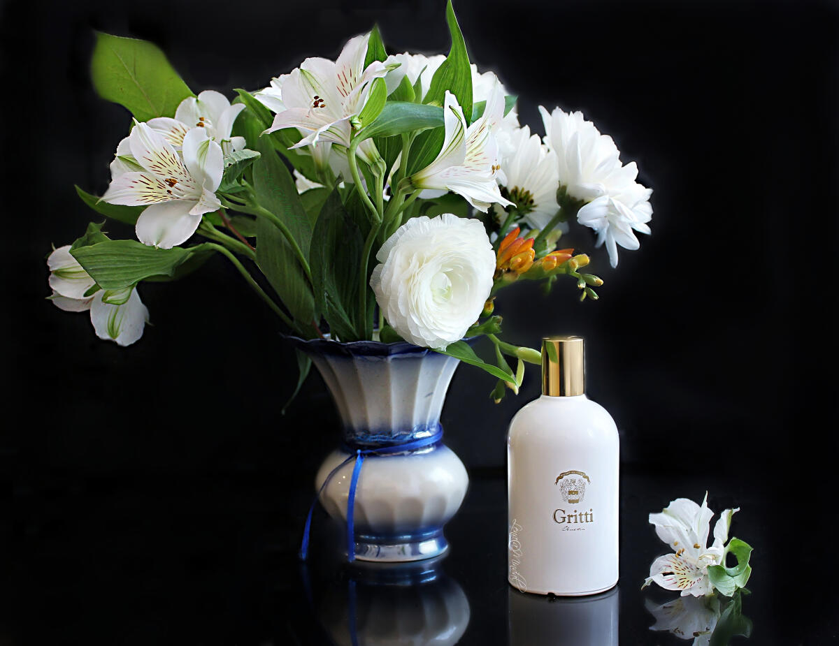 تصویر عطر وایت ادیشن لایت پودری گریتی