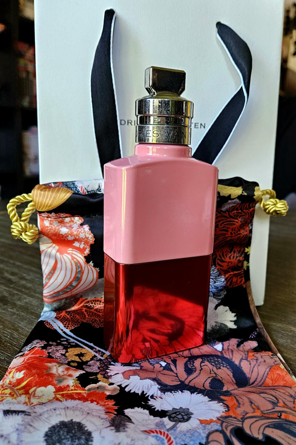 تصویر عطر ریوینگ رز دریس ون نوتن