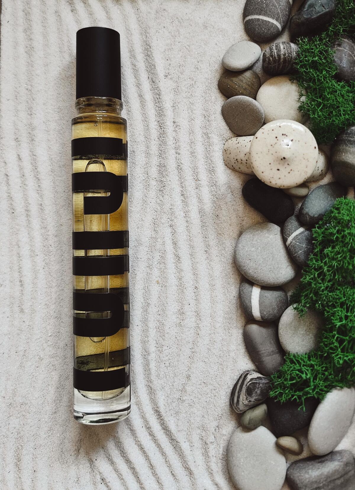 تصویر عطر دیکانستراکشن یوجی یاماموتو