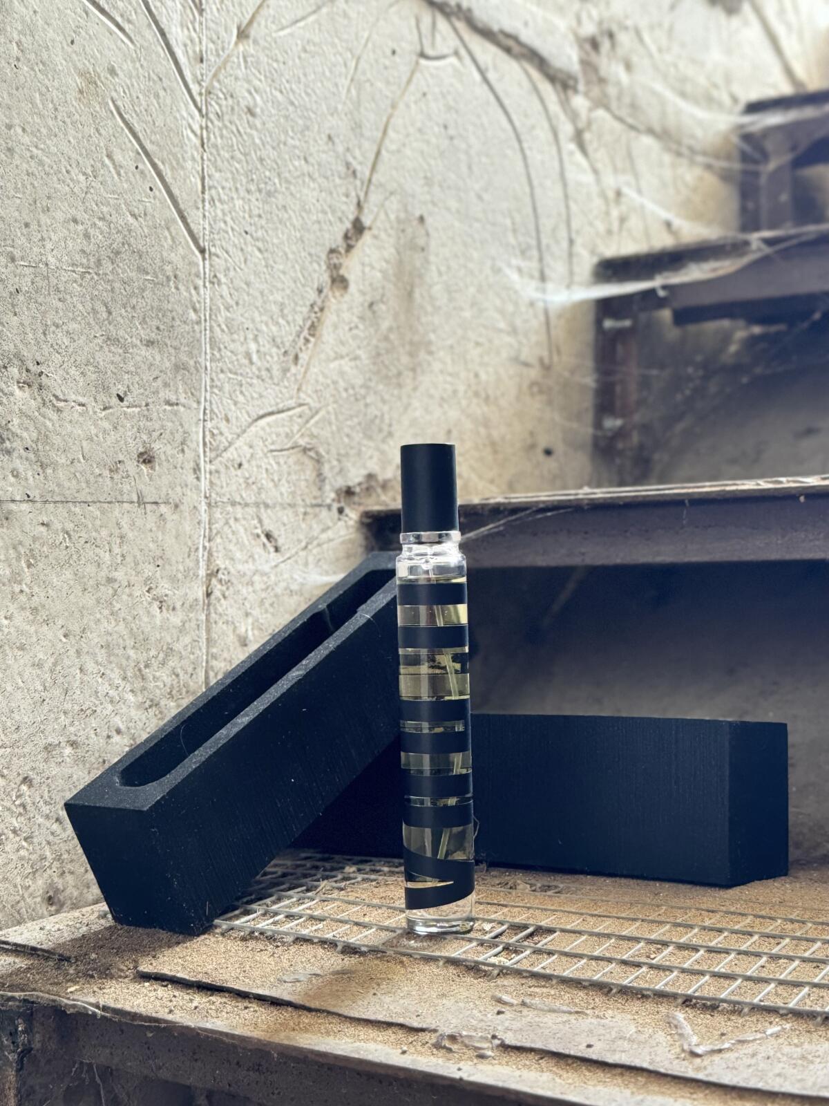 تصویر عطر دیکانستراکشن یوجی یاماموتو
