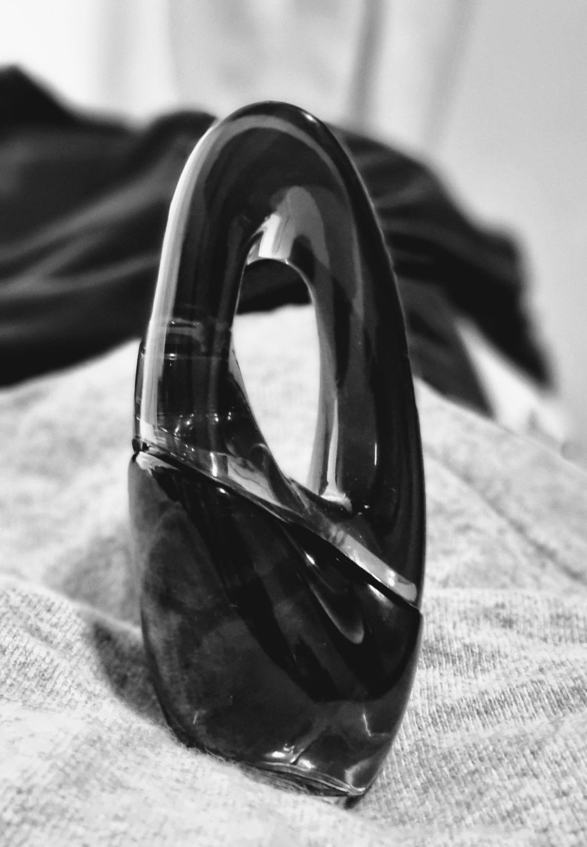 تصویر عطر وُمِن دونا کارن