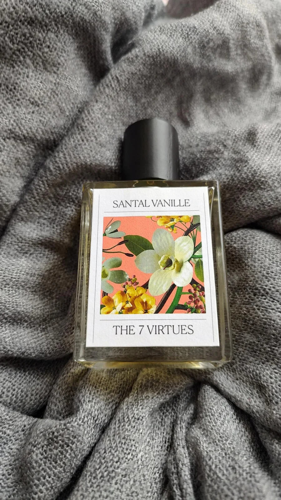 تصویر عطر سانتال وانیل دِ ۷ ورچوز