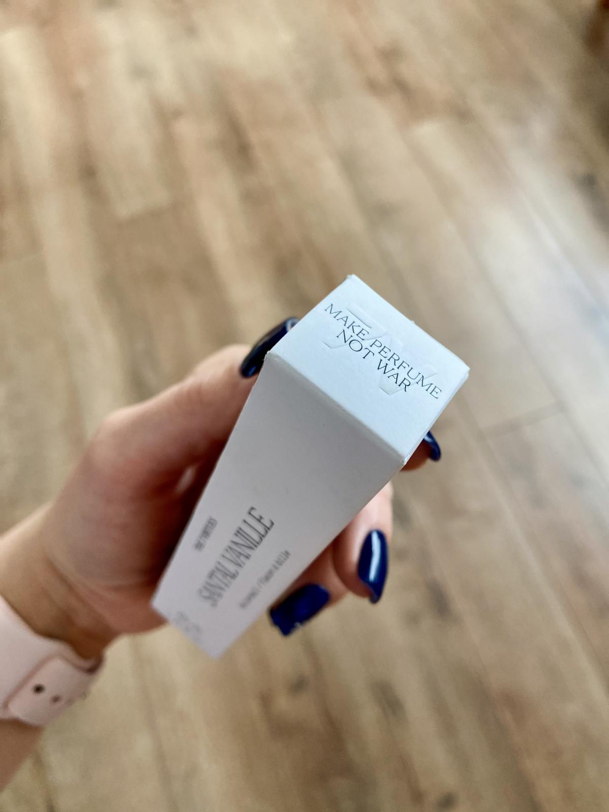 تصویر عطر سانتال وانیل دِ ۷ ورچوز