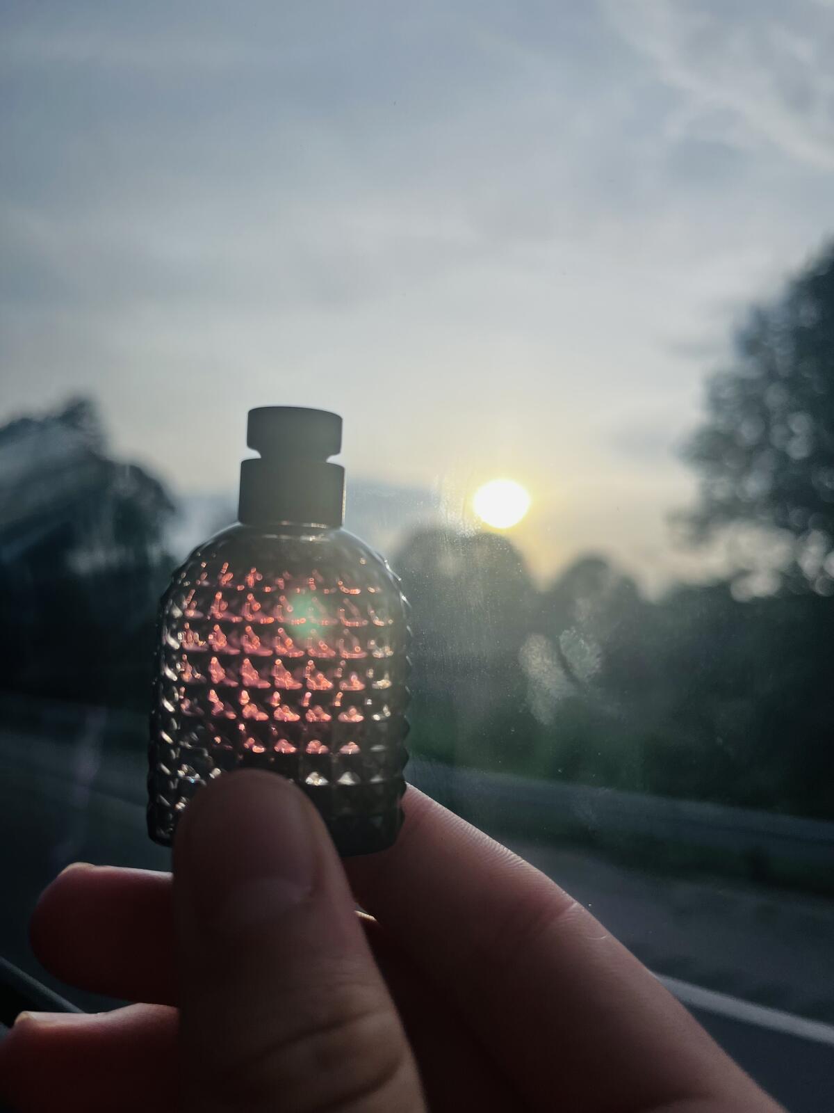 تصویر عطر والنتینو اومو بورن این روما اینتنس