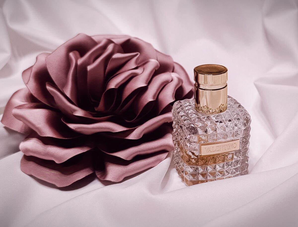 تصویر عطر والنتینو دونا