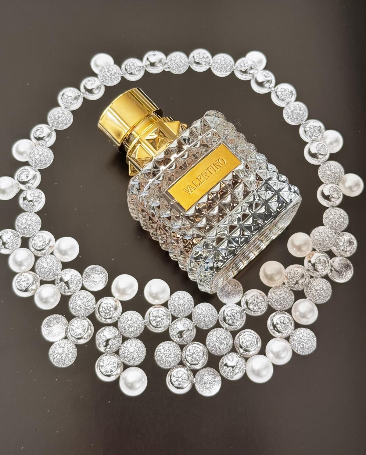 تصویر عطر والنتینو دونا