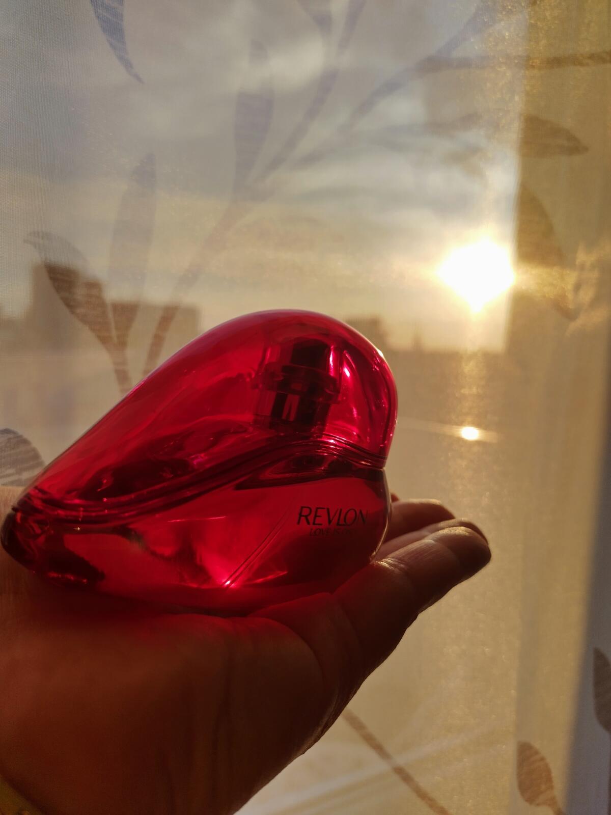 تصویر عطر لاو ایز آن رولون