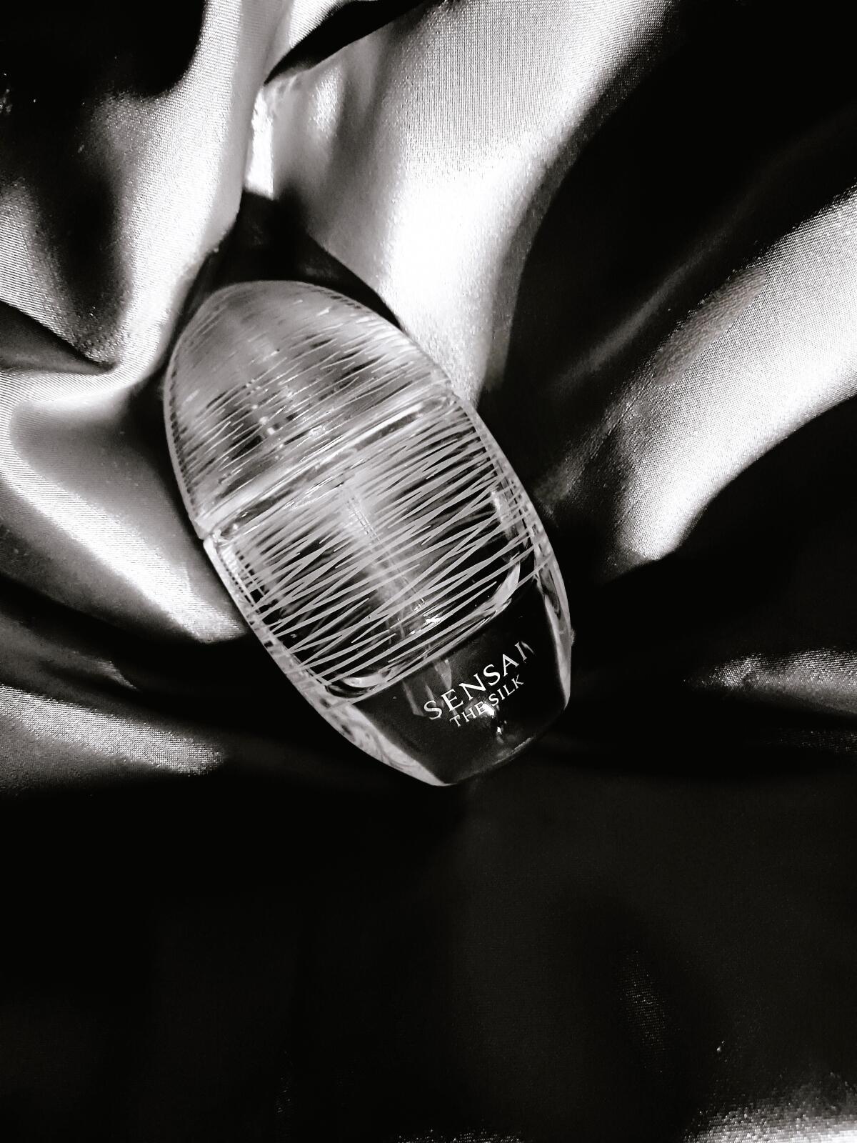 تصویر عطر د سیلک او د پرفیوم سنسای