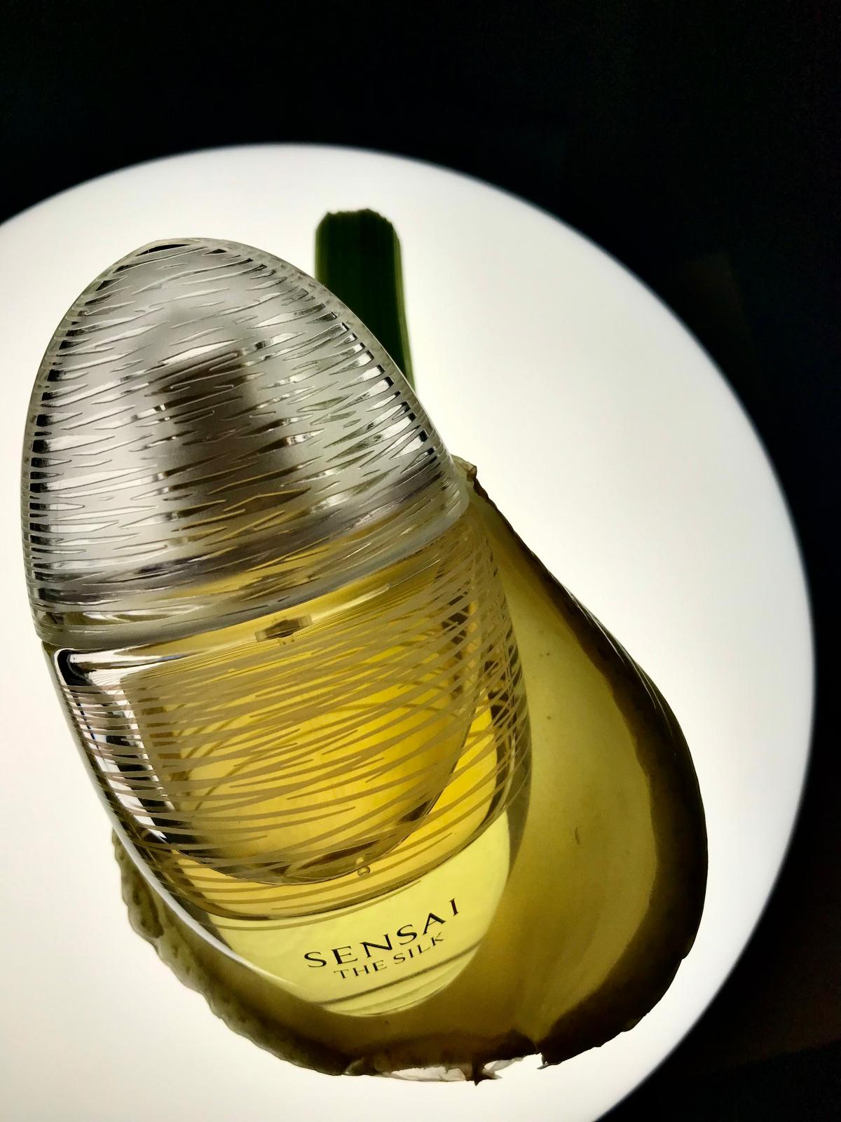 تصویر عطر د سیلک او د پرفیوم سنسای
