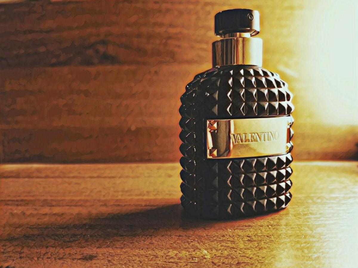 تصویر عطر والنتینو اومو نویر ابسولو