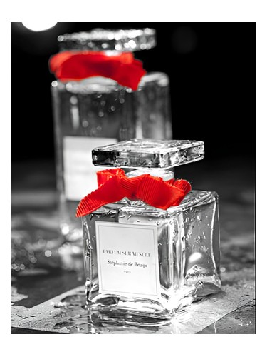 تصویر عطر له پِرِت-اَ-پَرفیومِر کوتور یَنگ: وودی آروماَتیک استفانی د بروین، پرفوم سور مزور