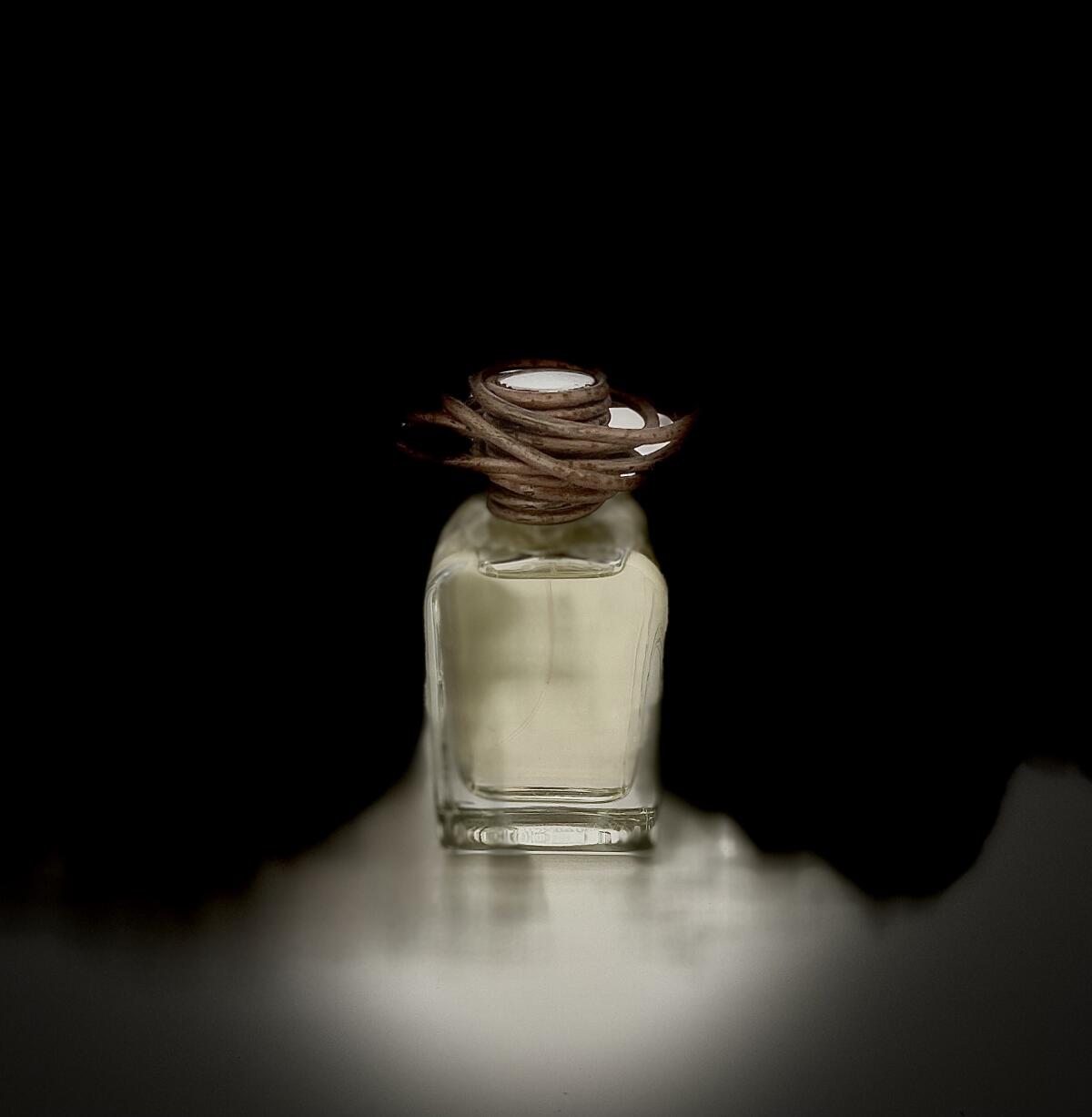تصویر عطر لاکورا مندیتوروسا