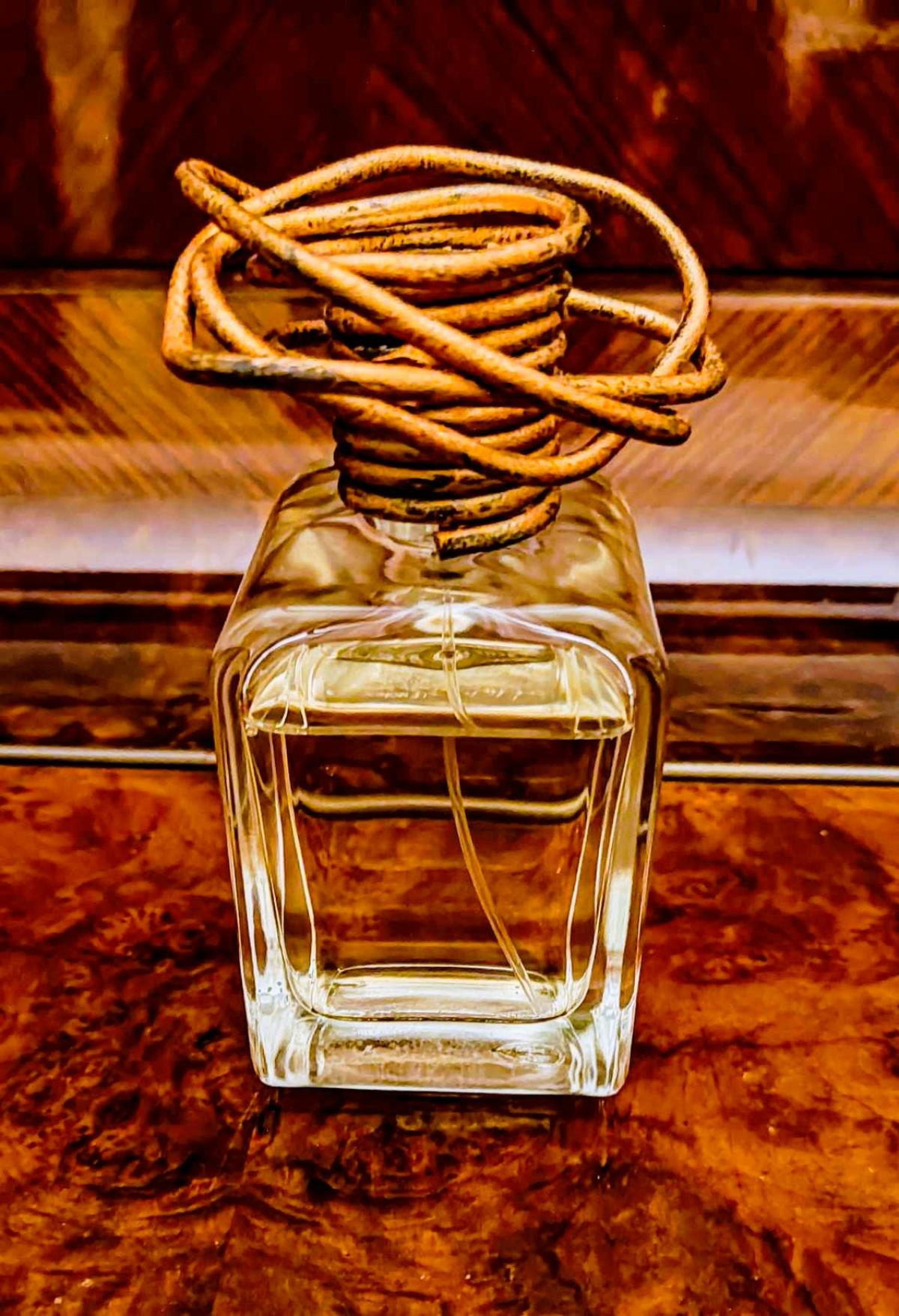 تصویر عطر لاکورا مندیتوروسا