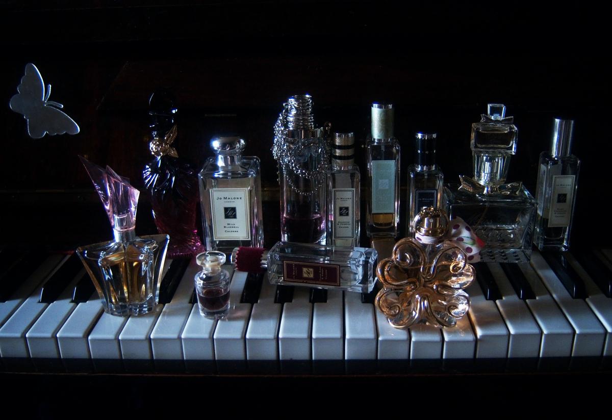 تصویر عطر راک دِ اِیجِز تودور رُز اَند اَمبر جو مالون لندن