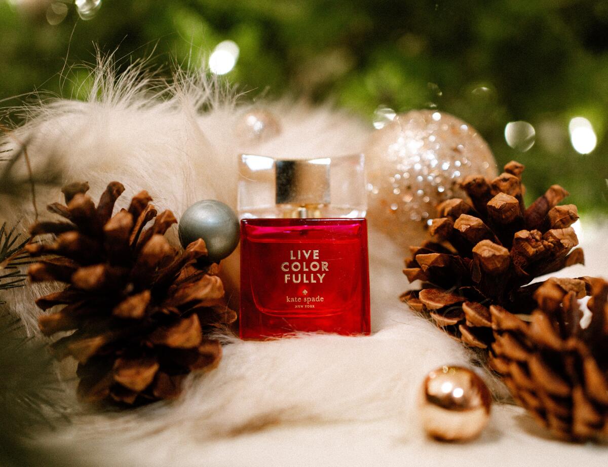 تصویر عطر لایو کالرفولی کیت سپید
