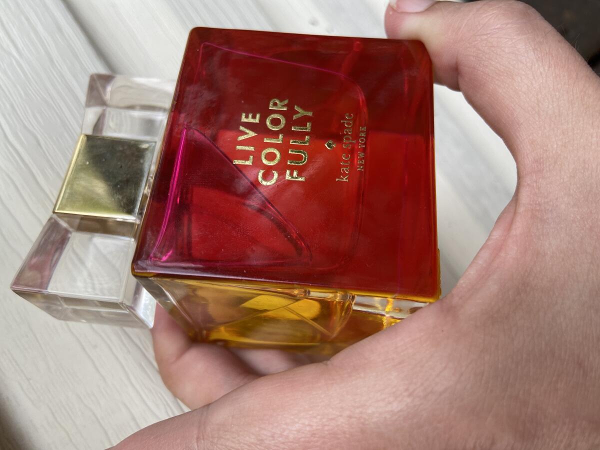 تصویر عطر لایو کالرفولی کیت سپید
