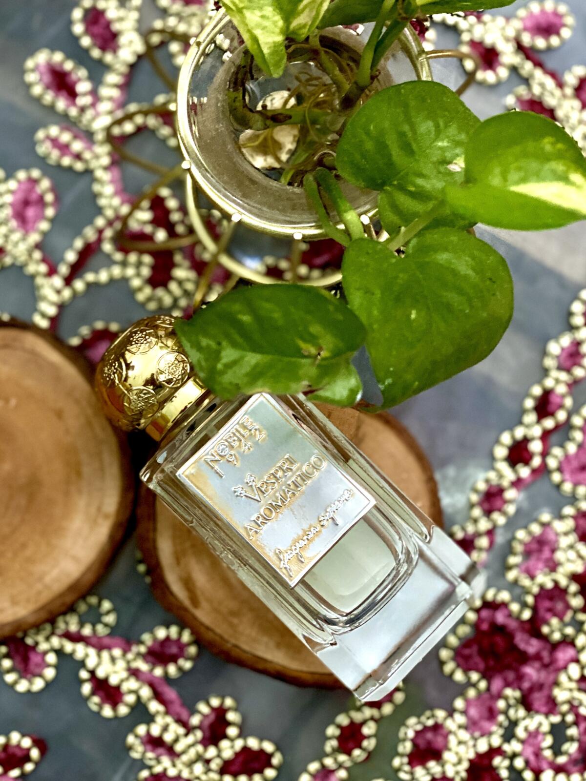 تصویر عطر وسپری آروماتیکو نوبیله ۱۹۴۲