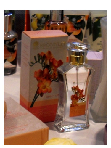 عطر ادکلن فریزیا برونلی - Freesia Bronnley - بررسی، قیمت و خرید