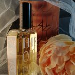 عطر ادکلن هفت هزار و هفتصد و پنجاه و سه آنکسپکتد مونا هیسطور دو پارفوم - 7753 Unexpected Mona Histoires de Parfums - بررسی، قیمت و خرید