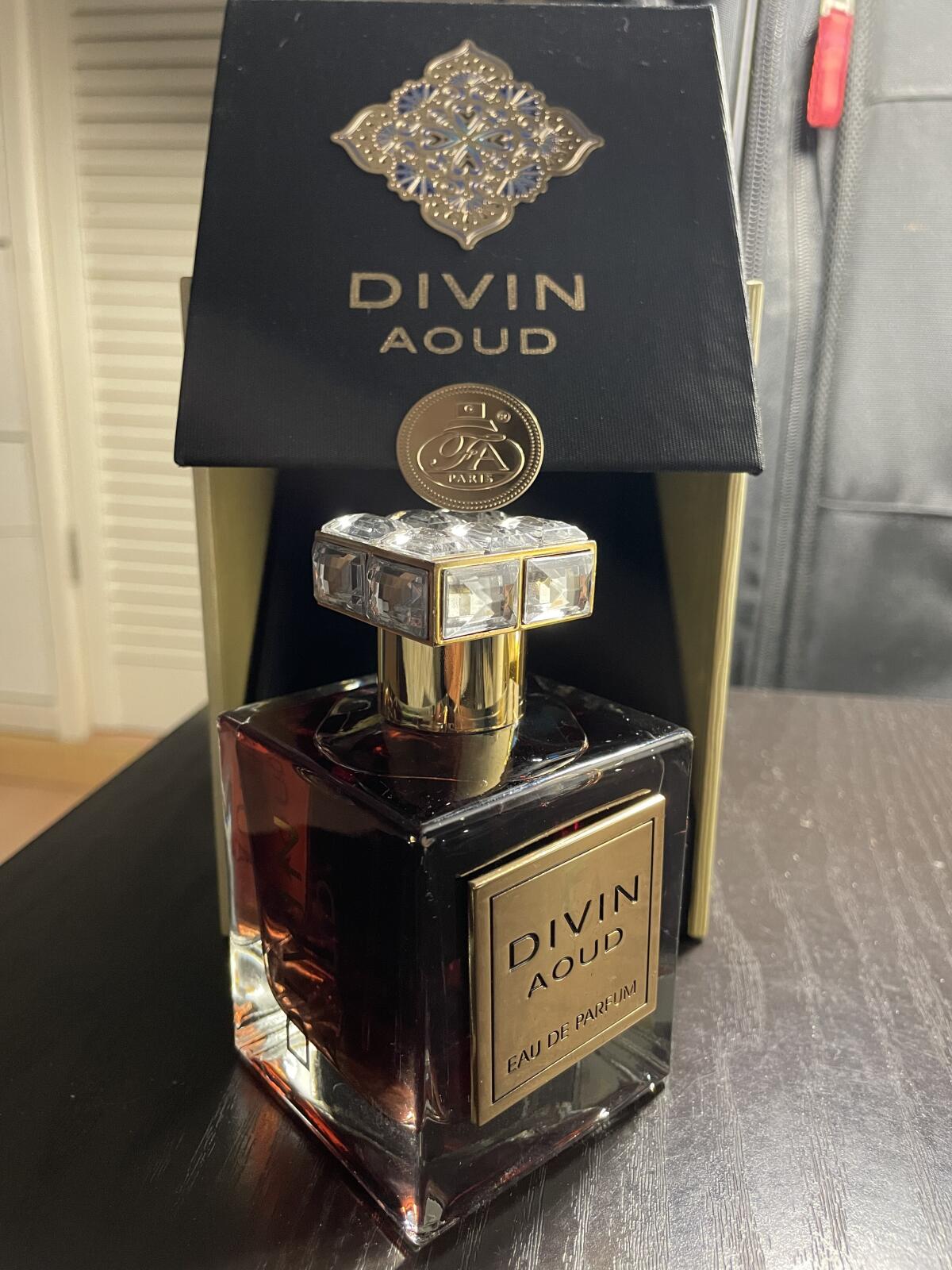 عطر ادکلن دیوین عود فرگرنس ورد - Divin Aoud Fragrance World - بررسی، قیمت و خرید