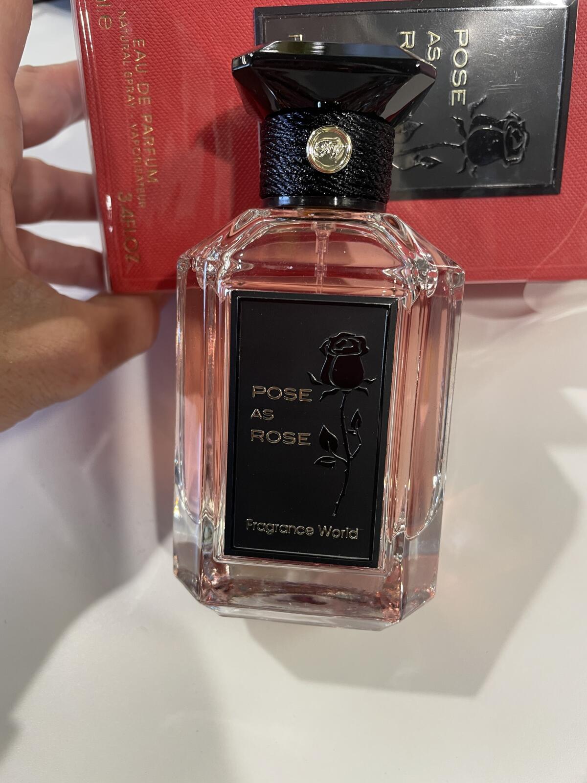 عطر ادکلن پوز از روز فرگرنس وُرلد - Pose As Rose Fragrance World - بررسی، قیمت و خرید