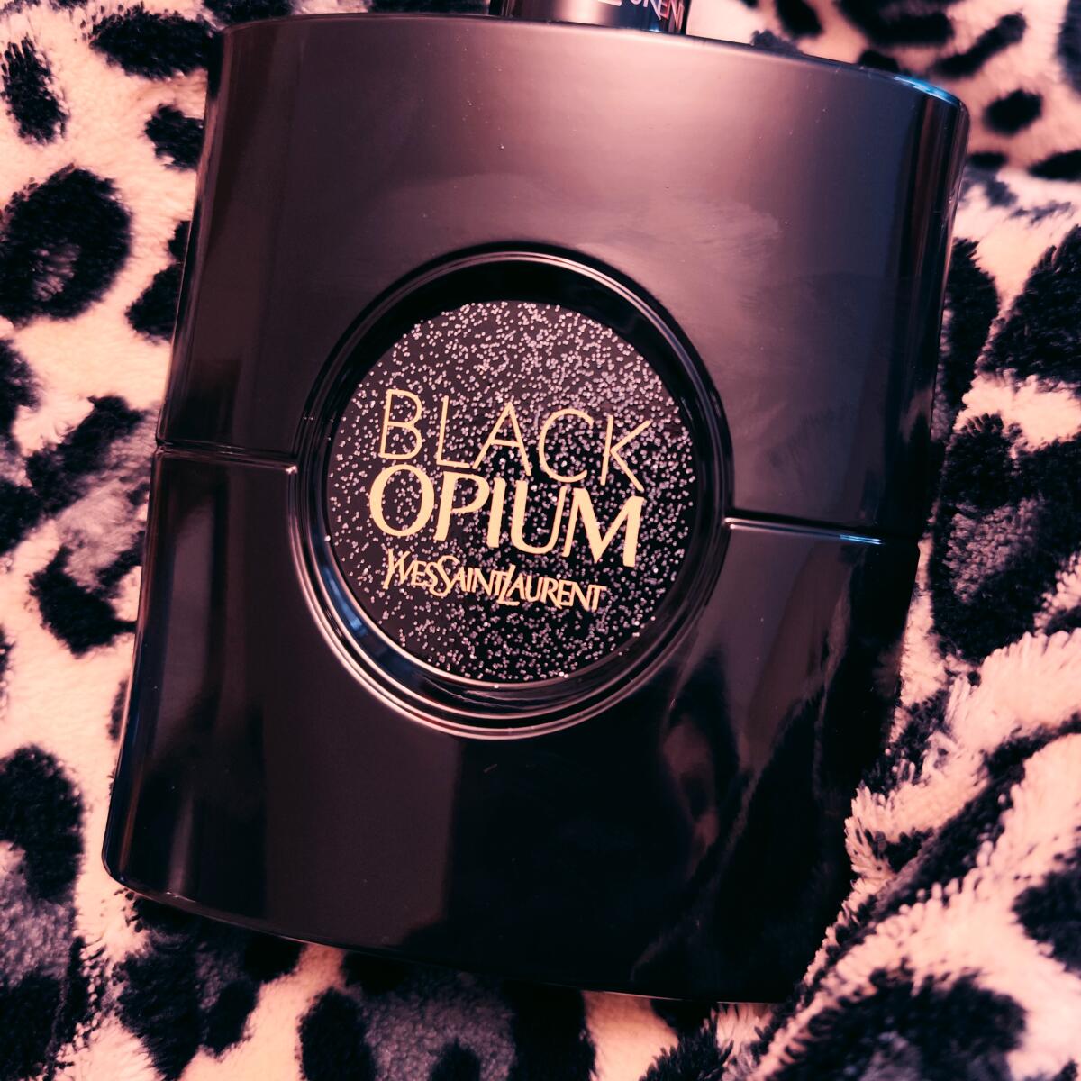 عطر ادکلن بلک اوپیوم له پارفوم ایو سن لوران - Black Opium Le Parfum Yves Saint Laurent - بررسی، قیمت و خرید
