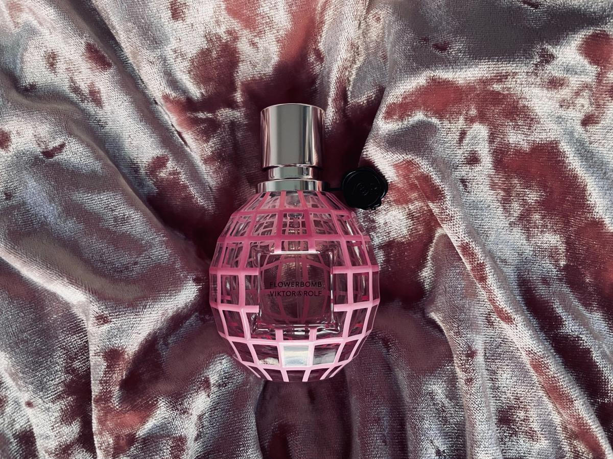 عطر ادکلن فلاوربامب لا وی ان رز ۲۰۱۸ ویکتور اند رولف - Flowerbomb La Vie en Rose 2018 Viktor&Rolf - بررسی، قیمت و خرید