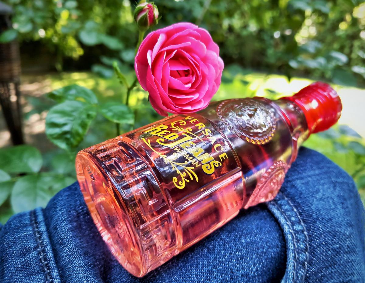 عطر ادکلن رد جینز ورساچه - Red Jeans Versace - بررسی، قیمت و خرید