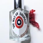 عطر ادکلن شی واز اَن آنومالی اِتا لیبغ دُغُنج - She Was An Anomaly Etat Libre d'Orange - بررسی، قیمت و خرید