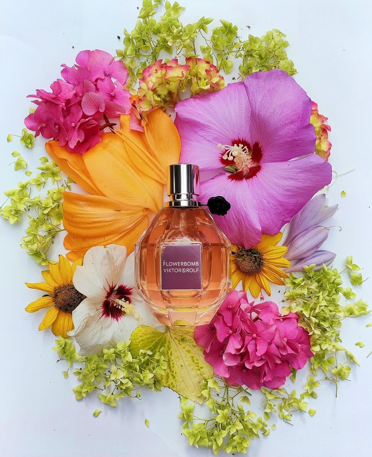 عطر ادکلن فلاوربامب ویکتور اند رولف - Flowerbomb Viktor&Rolf - بررسی، قیمت و خرید