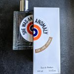 عطر ادکلن شی واز اَن آنومالی اِتا لیبغ دُغُنج - She Was An Anomaly Etat Libre d'Orange - بررسی، قیمت و خرید
