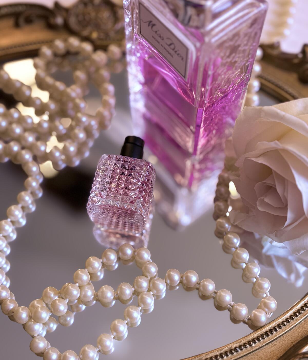 عطر ادکلن والنتینو دونا بورن این روما والنتینو - Valentino Donna Born In Roma Valentino - بررسی، قیمت و خرید