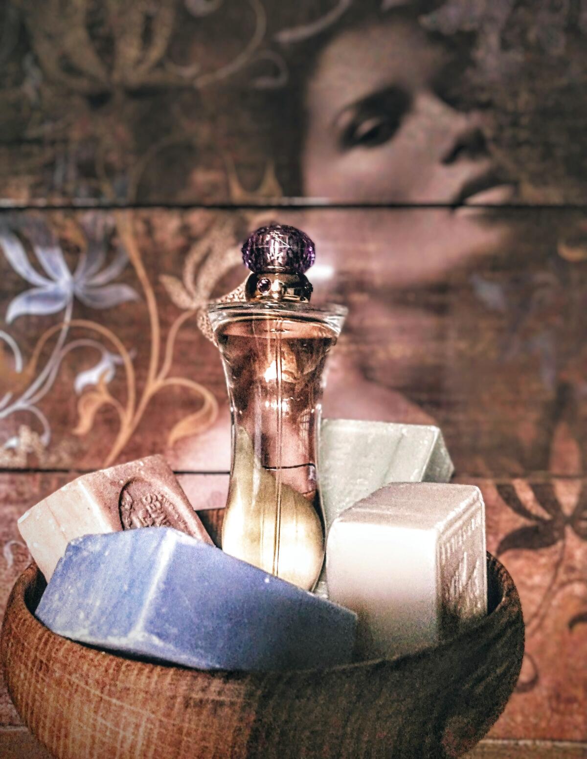 عطر ادکلن ورساچه وومن ورساچه - Versace Woman Versace - بررسی، قیمت و خرید