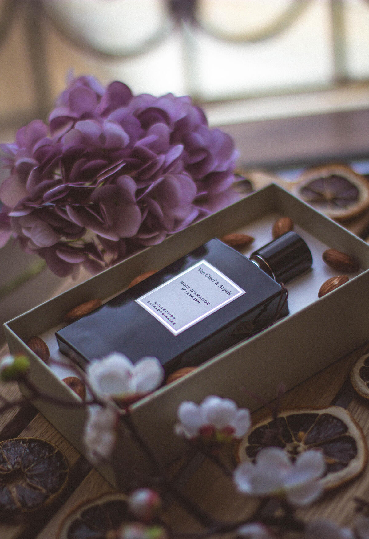 عطر ادکلن بوا داماند ون کلیف اند آرپلز - Bois d'Amande Van Cleef & Arpels - بررسی، قیمت و خرید