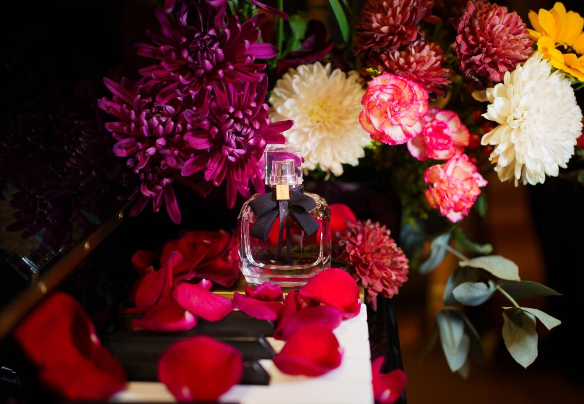 عطر ادکلن مان پاریس ایو سن لورن - Mon Paris Yves Saint Laurent - بررسی، قیمت و خرید