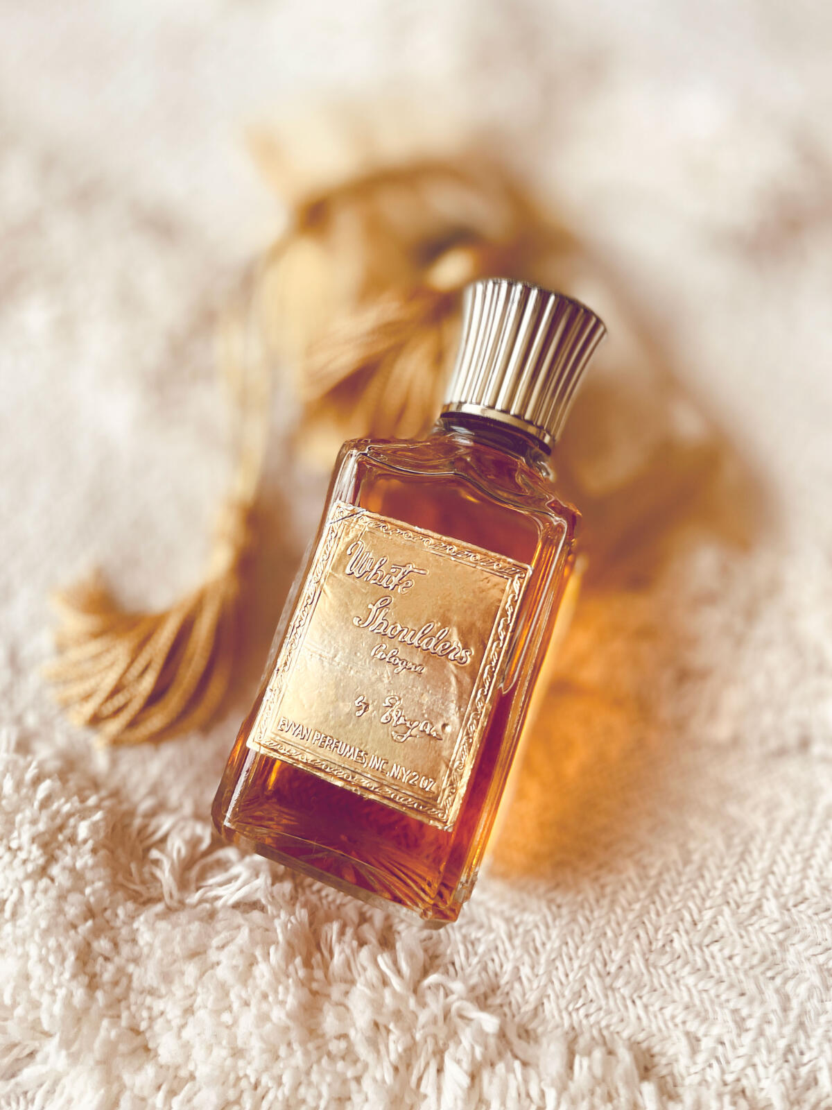 عطر ادکلن وایت شولدرز اویان - White Shoulders Evyan - بررسی، قیمت و خرید