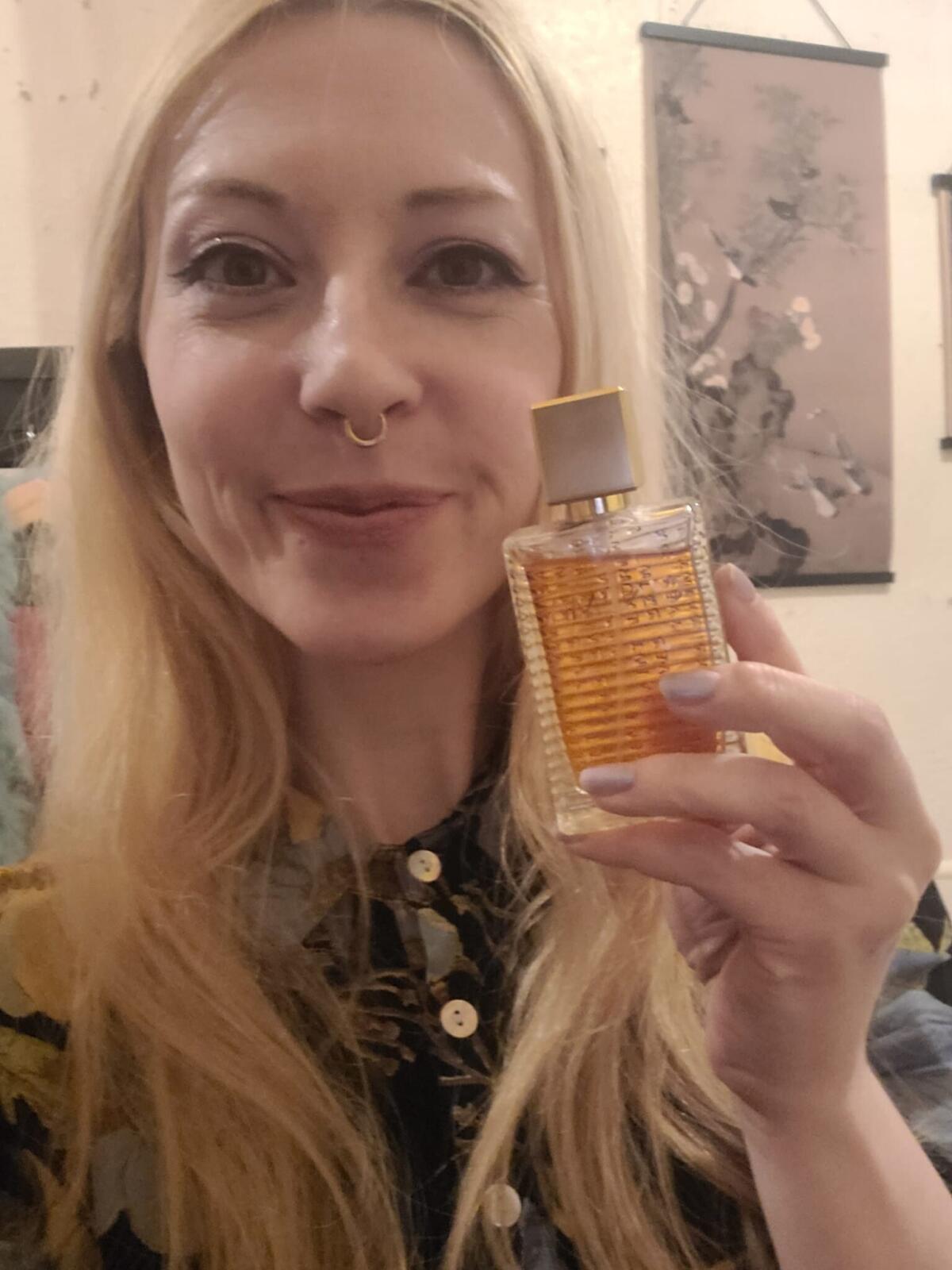 عطر ادکلن سینما ایو سن لوران - Cinéma Yves Saint Laurent - بررسی، قیمت و خرید