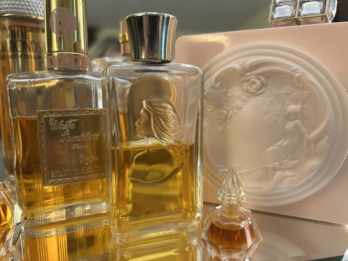 عطر ادکلن وایت شولدرز اویان - White Shoulders Evyan - بررسی، قیمت و خرید