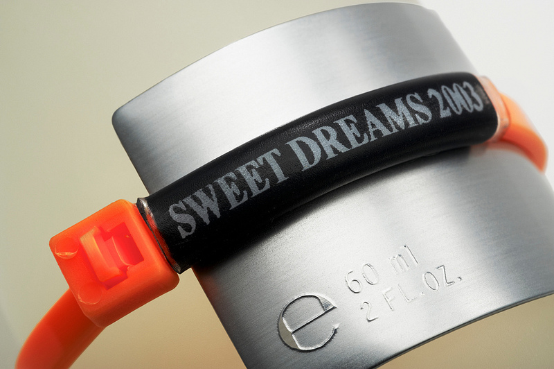 عطر ادکلن سوییت دریمز تو هزار و سه وات وی دو ایز سیکرت - Sweet Dreams 2003 What We Do Is Secret - بررسی، قیمت و خرید