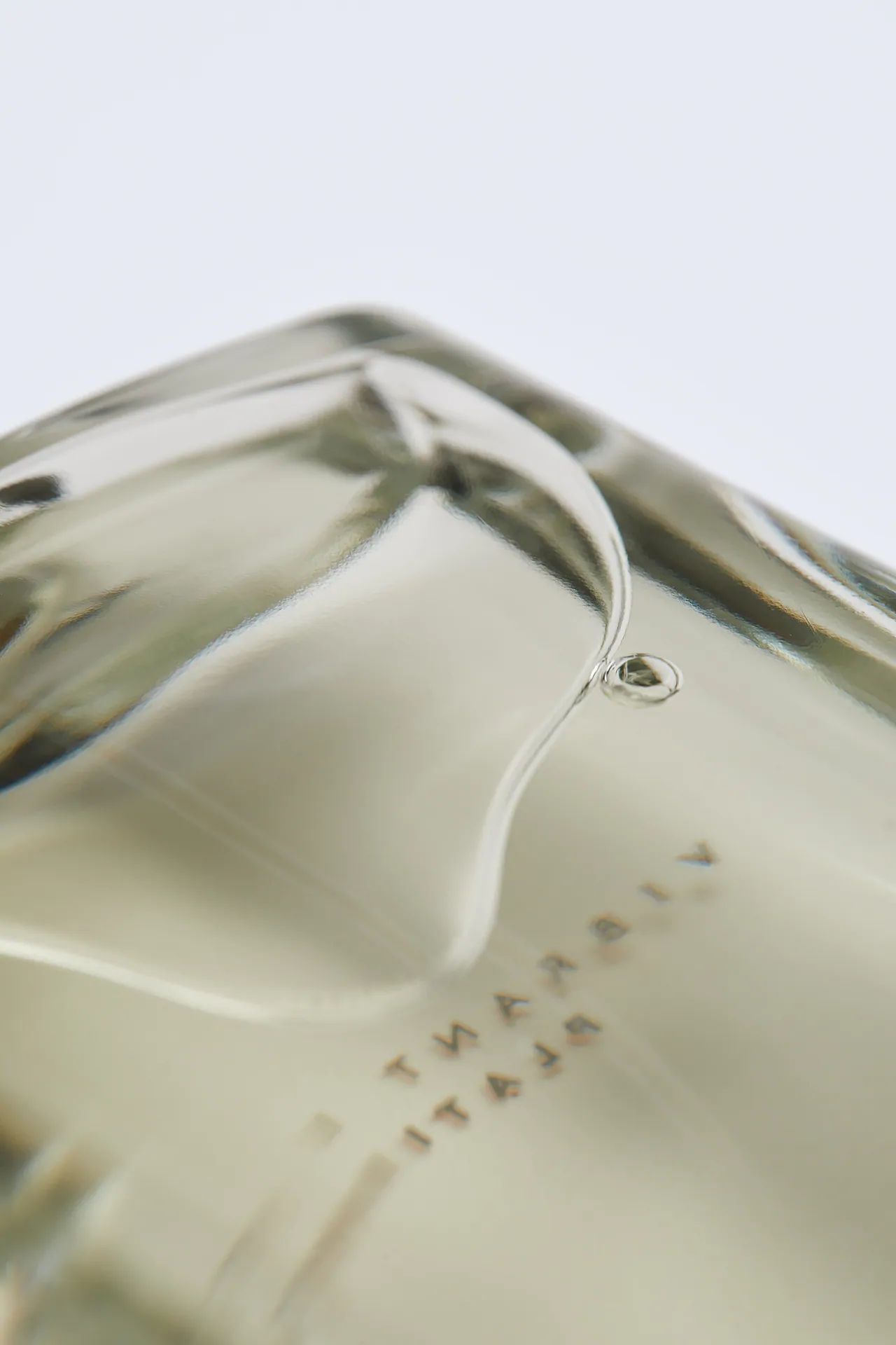 عطر ادکلن وایبرنت لدر پلاتینیوم زارا - Vibrant Leather Platinum Zara - بررسی، قیمت و خرید