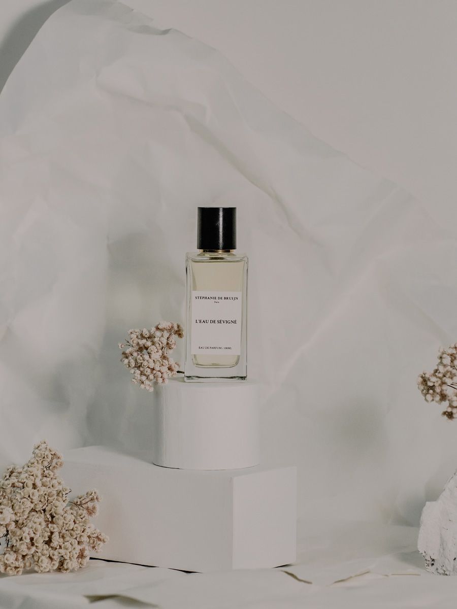عطر ادکلن لئو دو سوینیه استفانی دو بروین - پارفوم سور میژور - L'Eau De Sevigne Stéphanie de Bruijn - Parfum sur Mesure - بررسی، قیمت و خرید