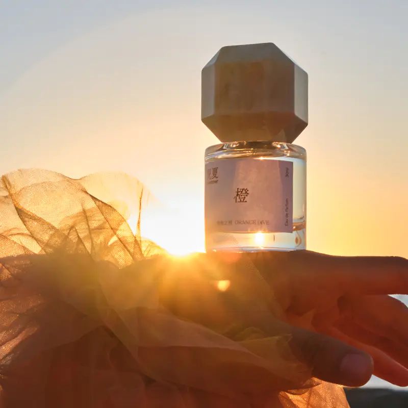 عطر ادکلن اورنج دایو نینکای زی چنگ تو سامر - Orange Dive 溺海之橙 To Summer | 观夏 - بررسی، قیمت و خرید