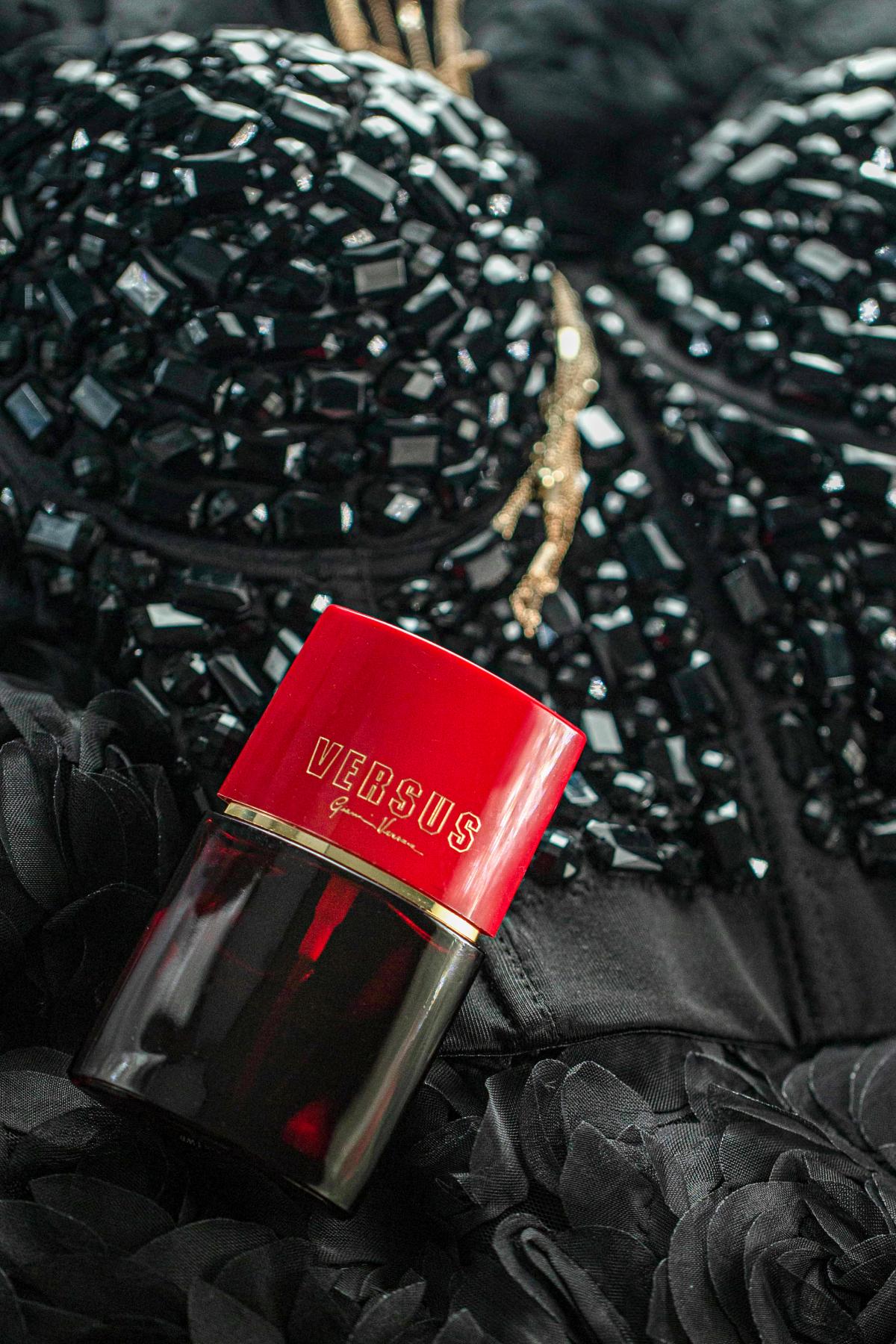 عطر ادکلن ورسوس دونا ورساچه - Versus Donna Versace - بررسی، قیمت و خرید